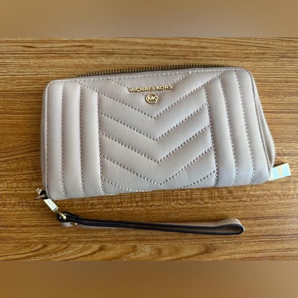 Michael Kors Blush Quilted Wristlet - Picture 3 of 12